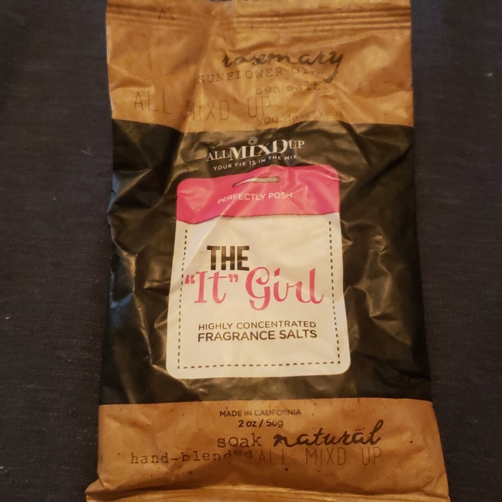 Light fruity scent, all natural bath salts